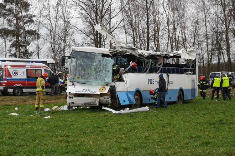 Сильним вітром знесло з дороги шкільний автобус