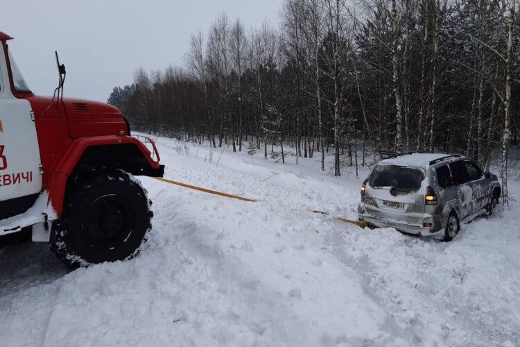 На Волині рятувальники витягли з кювету автомобіль, в якому були мама з трьома дітьми (Відео)