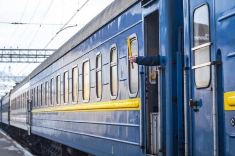 Внаслідок ворожого авіаудару на Рівненщині поїзди прямуватимуть із затримкою - Укрзалізниця