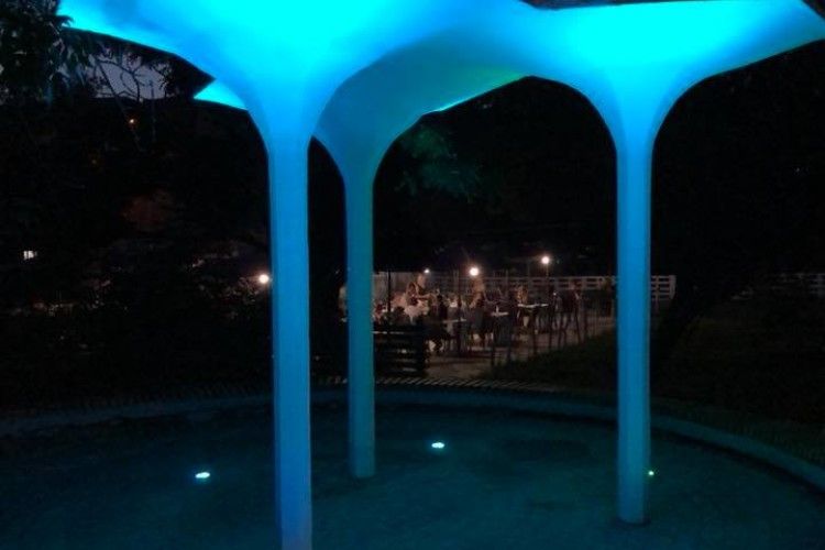 Як у Луцьку змінились «грибочки» біля входу у парк