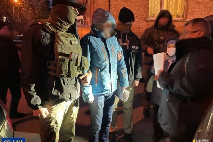 20 тисяч доларів за «правильне» рішення: суддю затримали на хабарі