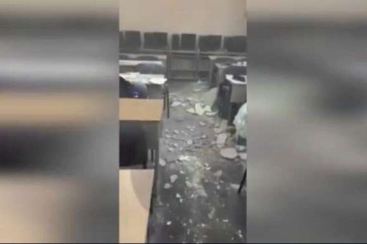 Під час уроку учням на голови впала стеля (Відео)