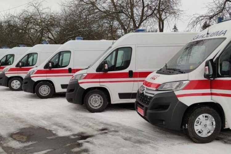 Волинська «швидка» отримала шість нових автомобілів для порятунку хворих на COVID-19 (Фото)