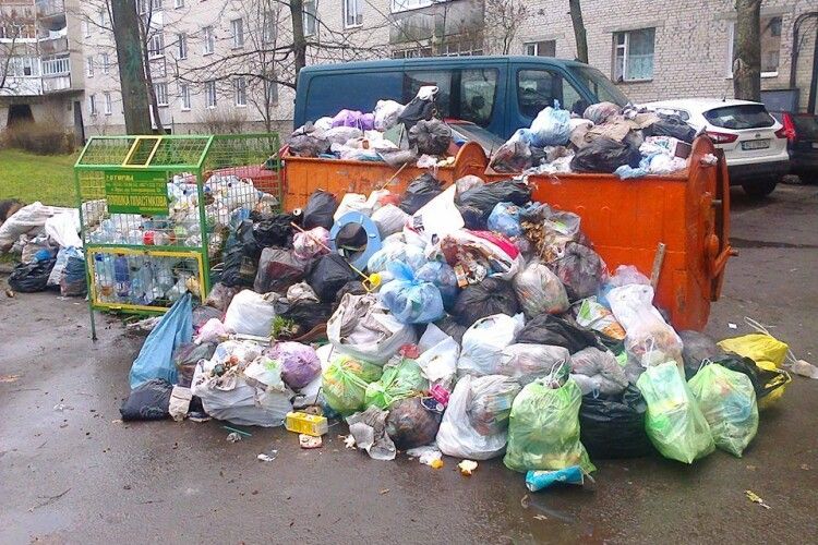 Луцьк потопає у невивезеному комунальниками смітті, а закон віднині зобов’язує українців сортувати відходи
