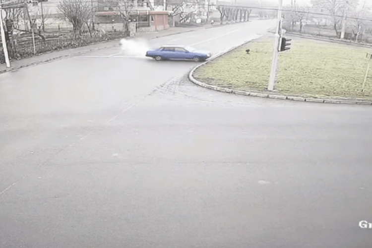 У Луцьку камери зафіксували водія, який посеред вулиці зробив різкий маневр і вилетів на газон (Відео)
