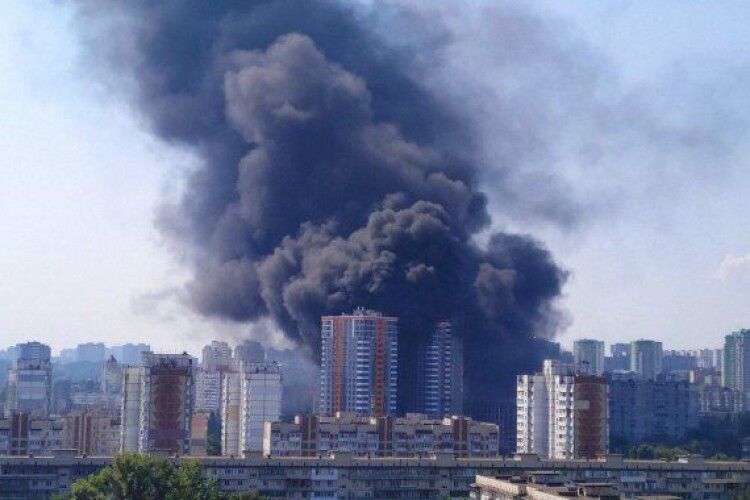 У Києві грандіозна пожежа на новобудові (фото)