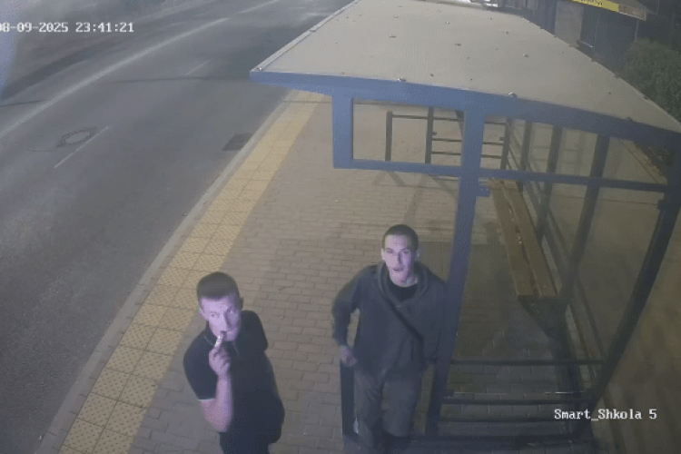 У Луцьку хулігани пошкодили камери спостереження: містян просять допомогти впізнати їх (Відео)