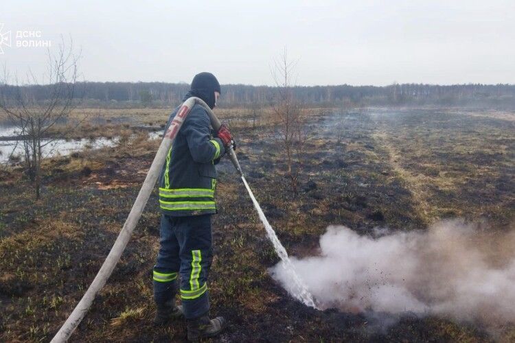 Березень, а на Волині вже горить торф!