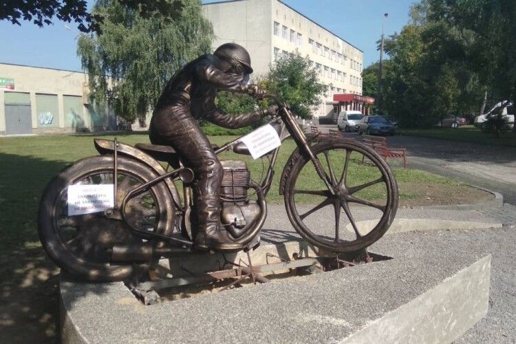 Перший в Україні пам'ятник спідвеїсту відкрили у Рівному