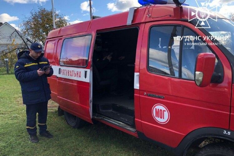 Рятувальники загасили пожежу у пошкодженому вибухом будинку в Луцьку