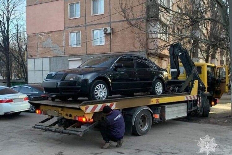 У Рівному автівку «майстра» паркування евакуювали на арештмайданчик
