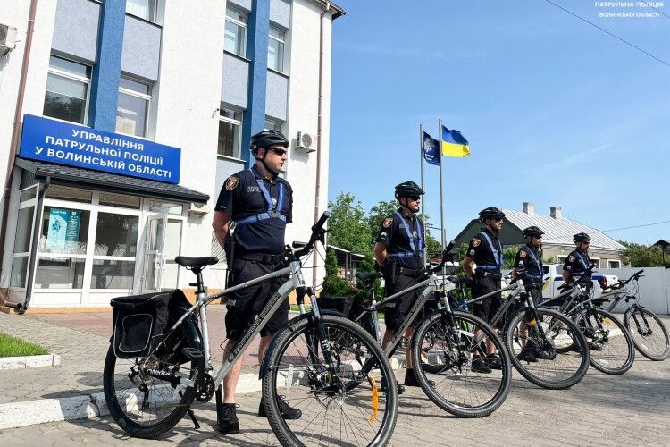 Луцькі поліцейські сіли на велосипеди, щоб покращити бузпеку міста (Фото)