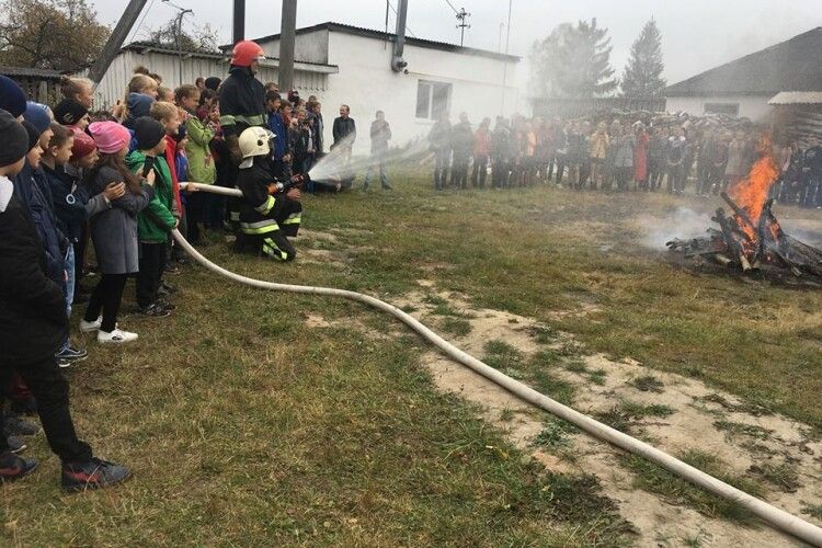 Бійці ДСНС разом з рокитнівськими школярами гасили ватру (фото)