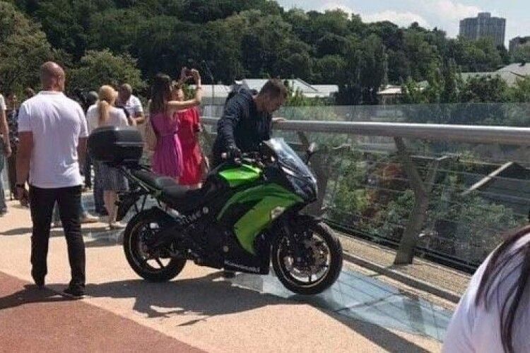 У Києві на новенькому пішохідному мосту бачили чоловіка з мотоциклом