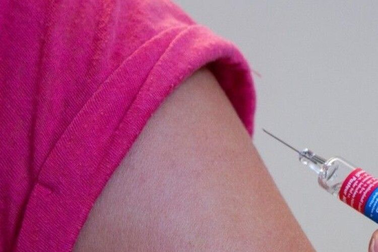 Скільки українців вчора вакцинувалися проти коронавірусу 
