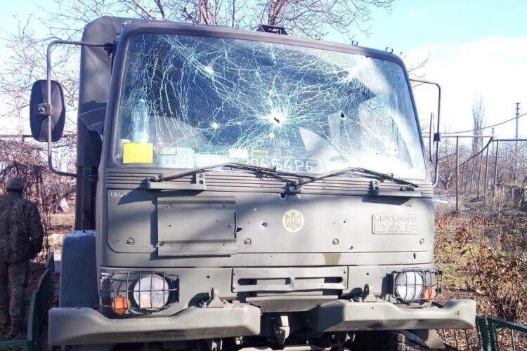 Вантажівки на фронті це розхідники, головне, щоб люди були живі – Петро Порошенко показав, як виглядають DAFи після обстрілів