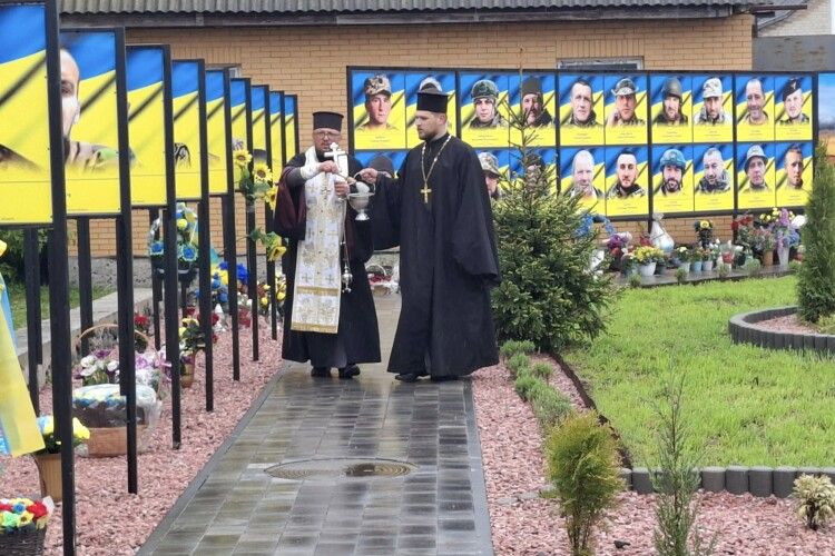 У селищі на Волині відкрили Алею Слави в честь Героїв, які віддали життя за Україну