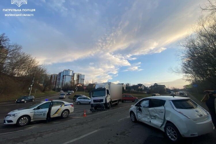 Водійка Nissan спричинила ДТП у Луцьку, не пропустивши MAN