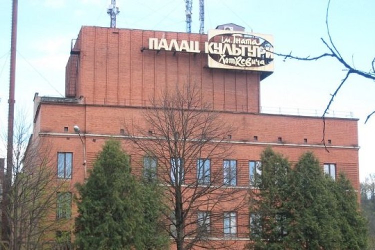 Серед ночі із палацу культури злодії повиносили робочі інструменти
