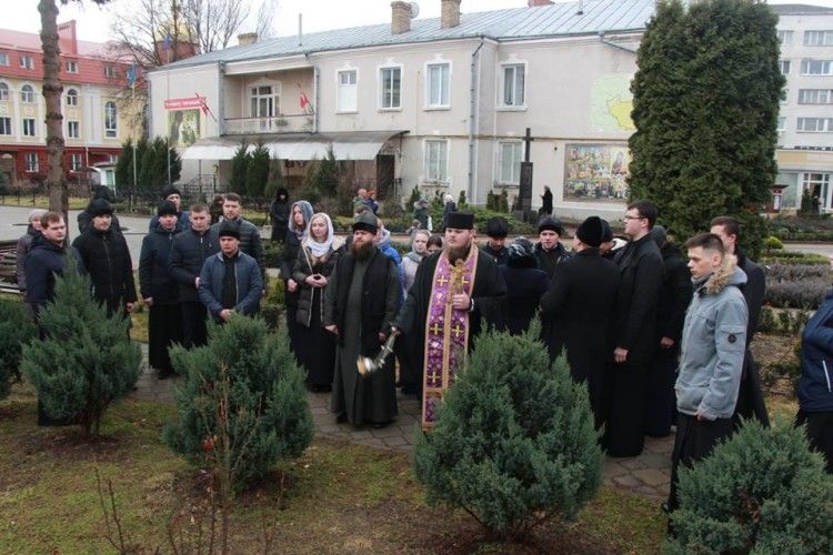 У Луцьку відправили заупокійну літію на могилі митрополита Якова (Панчука)