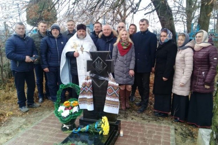 На Рівненщині освятили пам'ятник на могилі коменданта ОУН