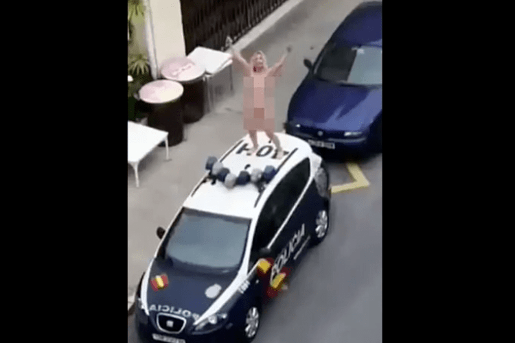 В Іспанії 41-річна сеньйора на знак протесту проти карантинних обмежень станцювала голяка на поліцейському авто (Фото, відео)