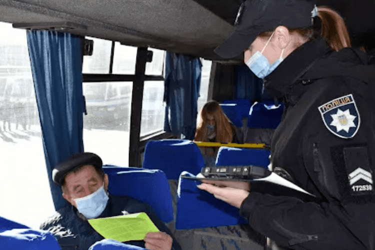 Противники вакцинації з Рівного не змогли доїхати до столиці