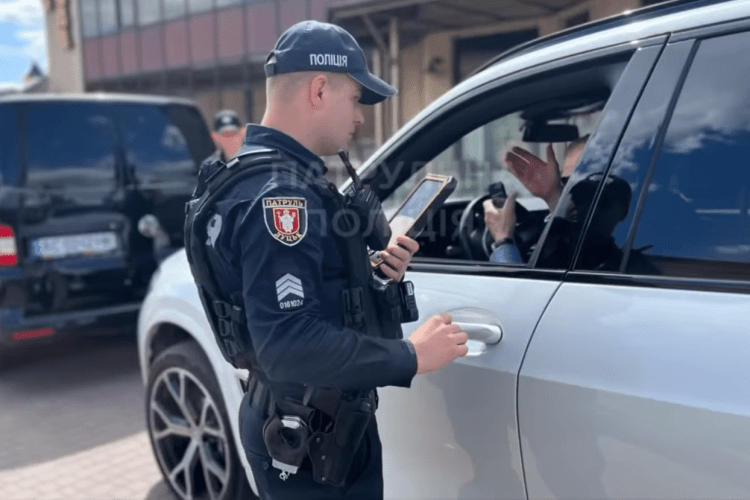 У Луцьку спіймали водія, який поїхав на червоний сигнал світлофора (Відео)
