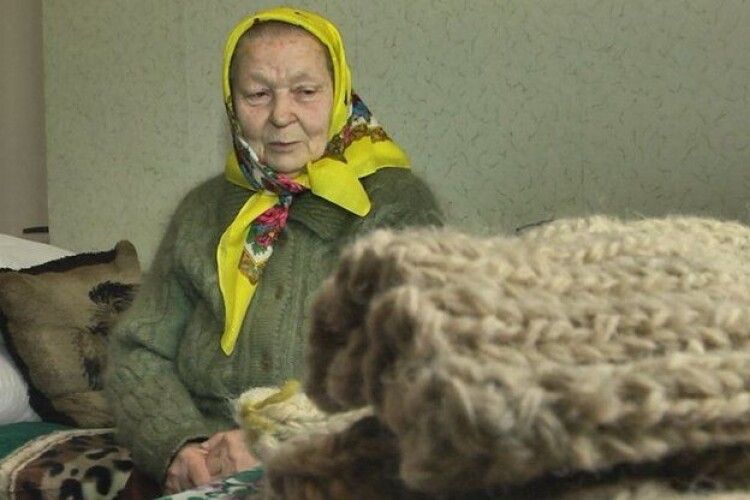 80-річна волинянка зв'язала військовим 120 пар шкарпеток