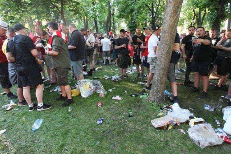 Британські вболівальники залишили після себе в київському парку Шевченка гори сміття