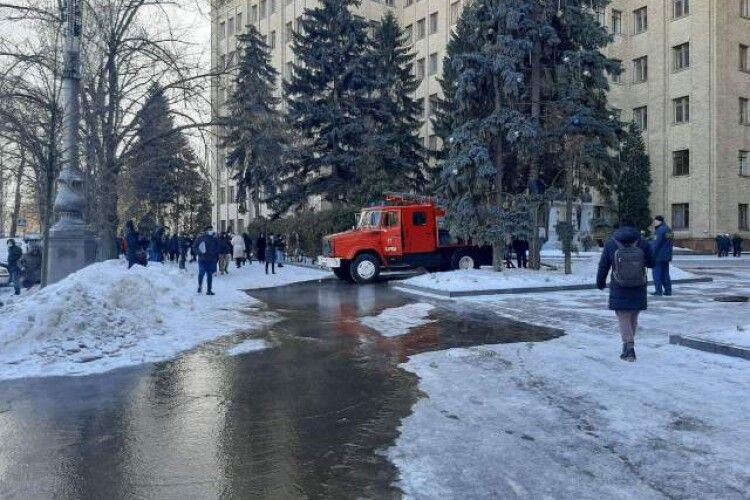 У Харкові горить університет Каразіна (Фото, відео)