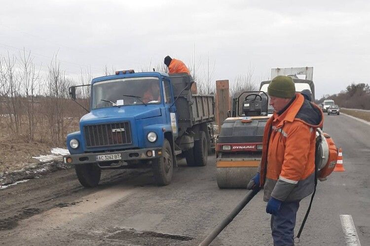 На волинських трасах почали латати ями після зими: водіїв просять бути уважними (Фото)