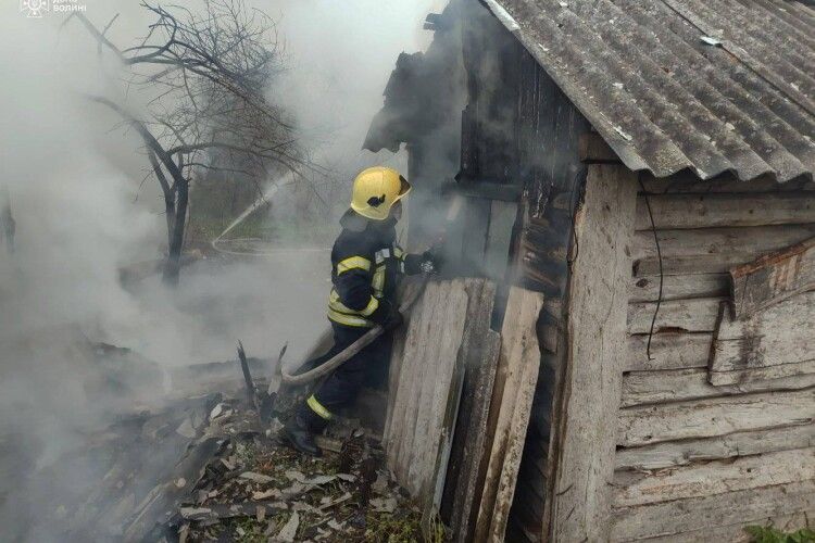 На Волині рятувальники ліквідували пожежу в оселі пенсіонера (Фото)