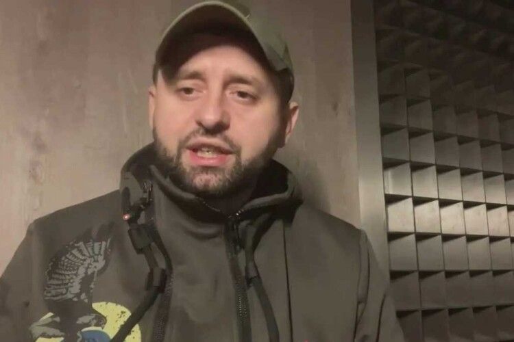 Арахамія пояснив, навіщо вдягає кепку на перемовинах
