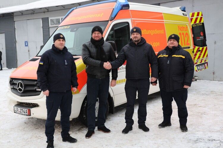 Автоматичні ноші та кисневі балони: рятувальники Волині отримали сучасний спецавтомобіль