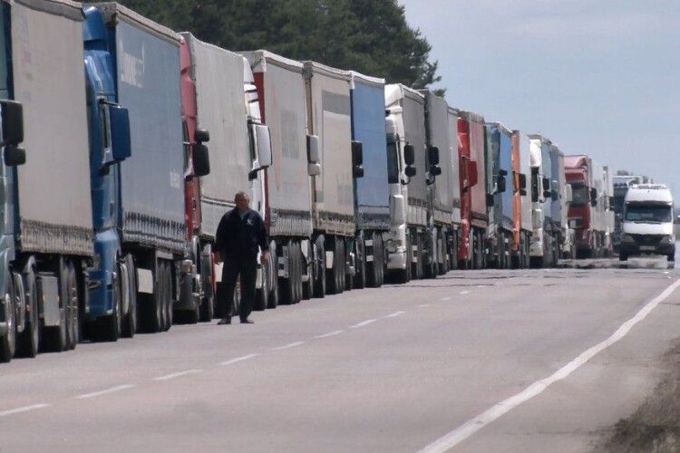 Керівник Волинської митниці пояснив, чому на кордоні рекордні черги вантажівок і подякував польским митникам за поміч (Відео)