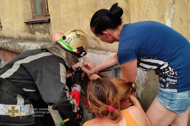 Діти саморобними кайданками пристебнули матір до поручнів: визволяли рятувальники (Фото)
