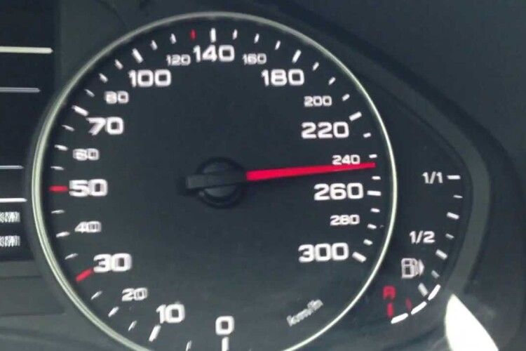 У Ризі водій Audi розігнався до 238 км/год