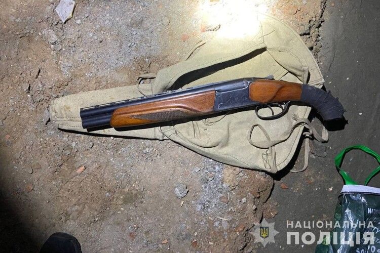 На Волині у власника автівки виявили незаконну зброю