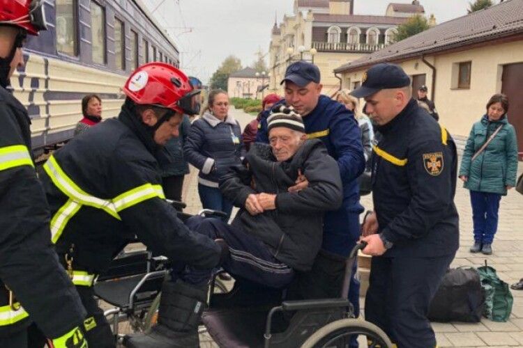 До Луцька з Харківщини евакуювали жителів геріатричного пансіонату (Фото)