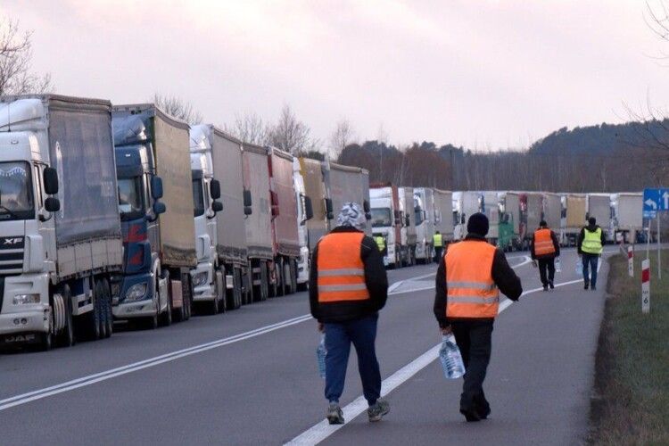 Рух вантажівок у бік Польщі в пунктах пропуску “Ягодин” і “Рава-Руська” повністю заблокований