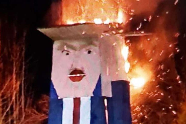 Спалили дерев’яну статую Дональда Трампа