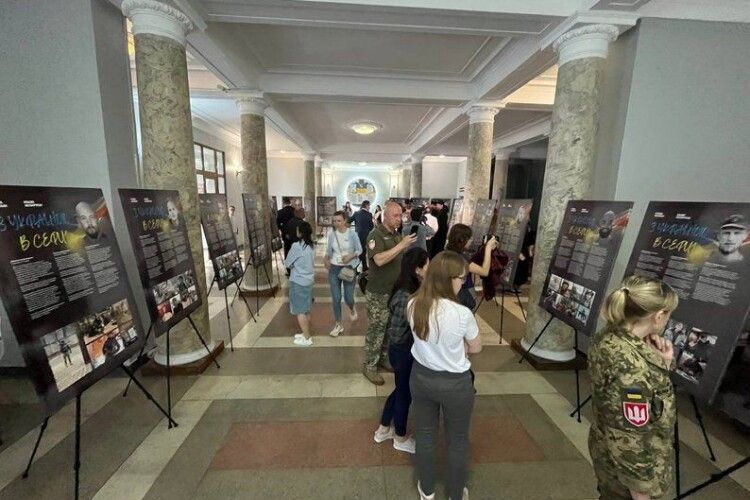 У Луцьку діє фотовиставка, присвячена білоруським добровольцям