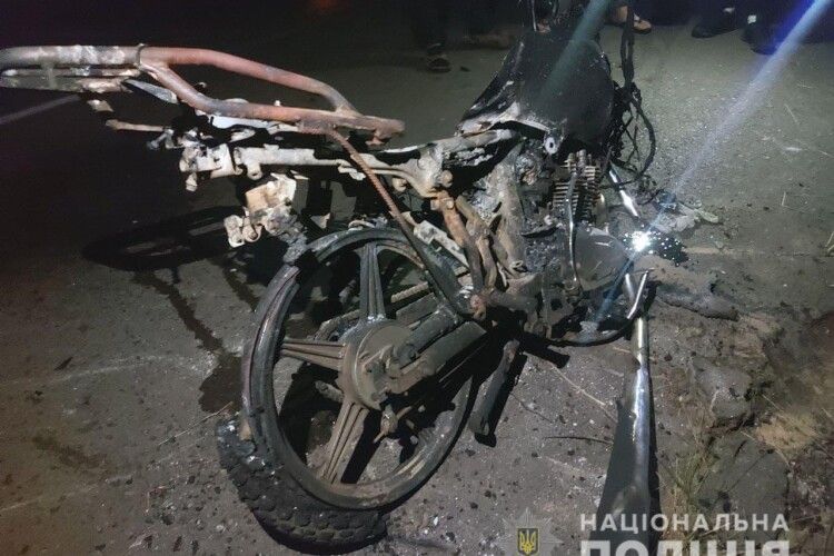 В страшну аварію потрапили двоє дітей на мотоциклі: один – на смерть, інший – в лікарні