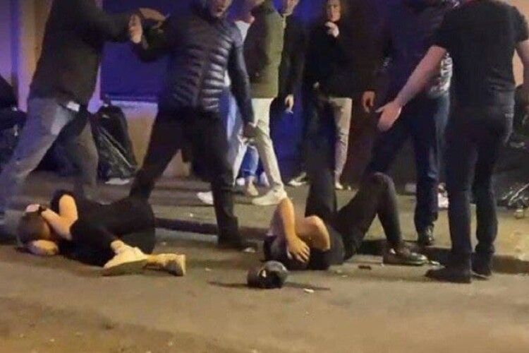 У Рівному п’ятеро молодиків напали на чоловіків, які йшли додому