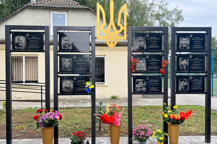 У селі на Волині відкрили меморіальний стенд із портретами полеглих Героїв-випускників