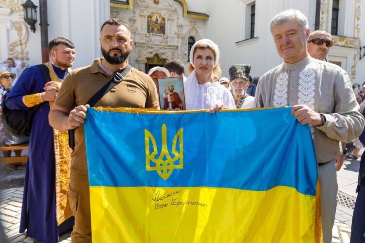 Петро Порошенко в Лаврі помолився за Перемогу України і закликав заборонити «ефесбешну» упц