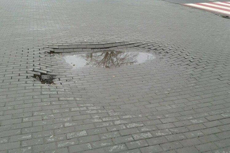 Яму біля луцького стадіону оперативно ліквідували