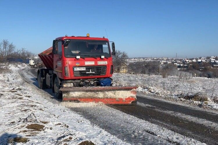 Скільки техніки та засобів для розчищення доріг передбачили на цю зиму у Луцькій громаді 