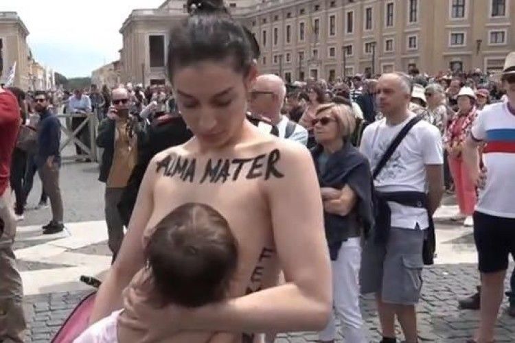 Активістка Femen оголилася у Ватикані
